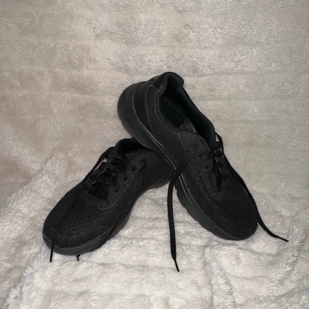 Skechers Girls Size 6 Black Sneakers